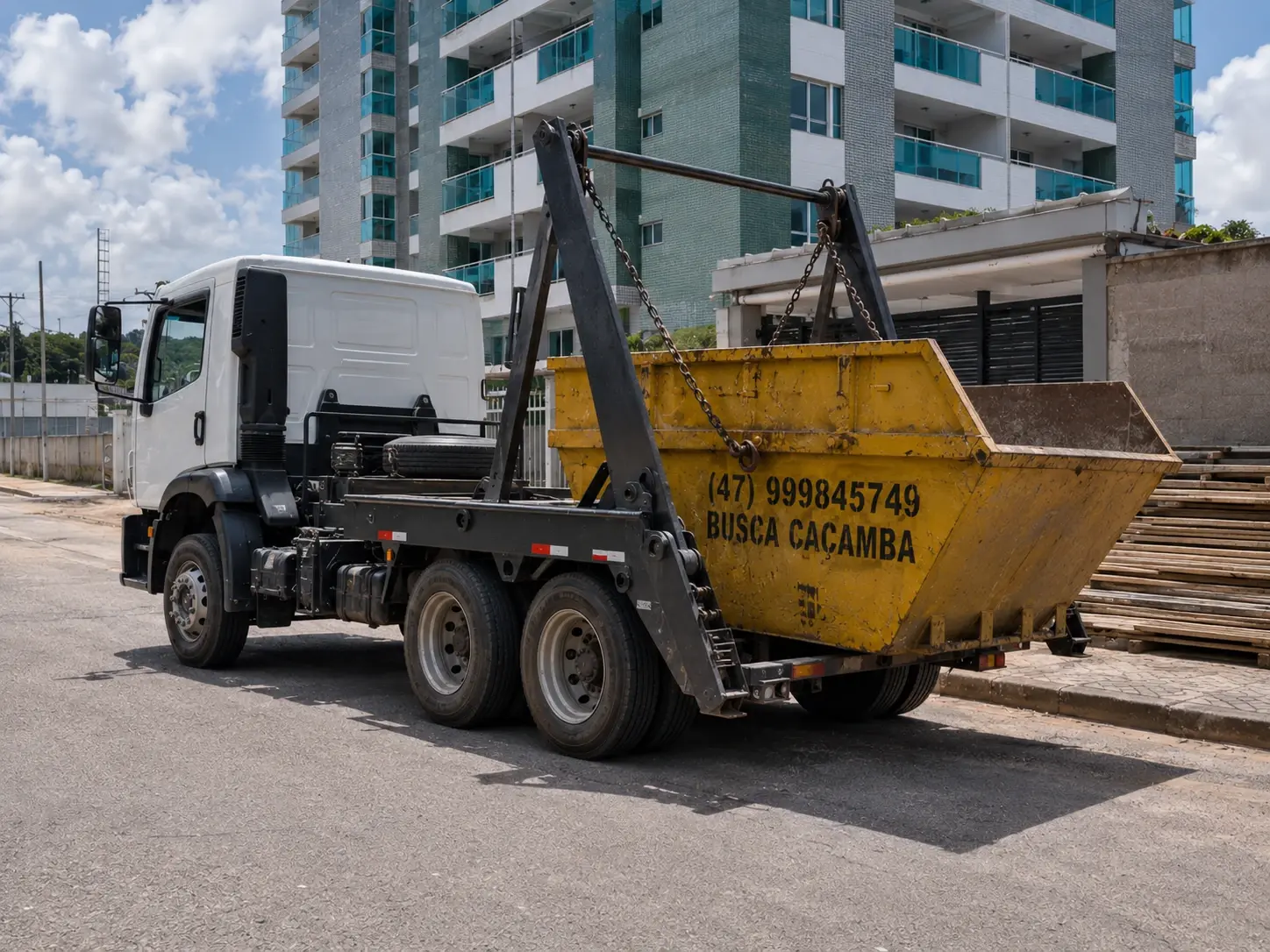 Caminhão e caçamba da Busca Caçamba em atendimento em Itapema