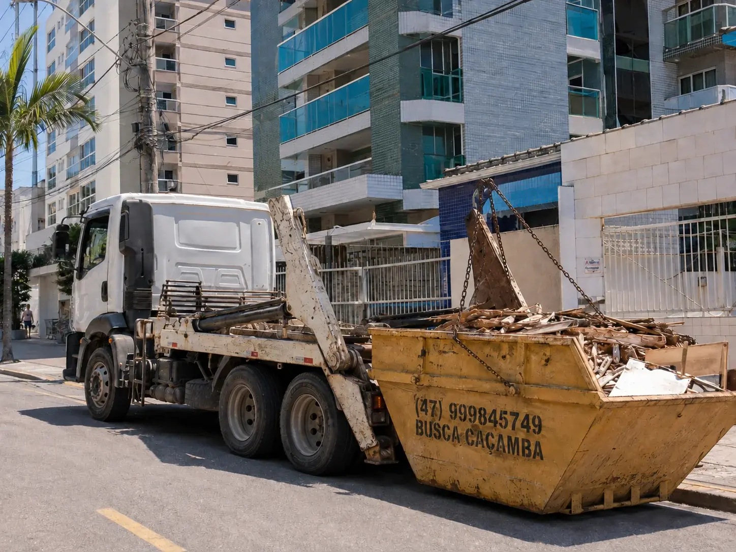 Caminhão e caçamba da Busca Caçamba em atendimento local em Itapema