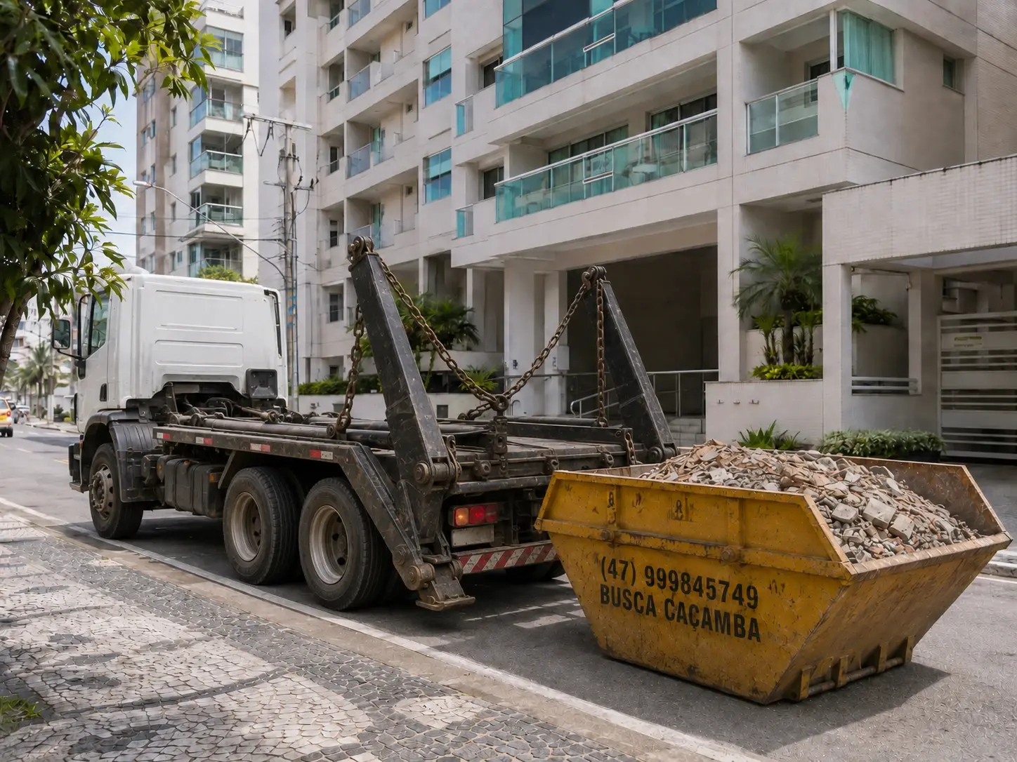 Caminhão da Busca Caçamba retirando caçamba com entulho em Itapema