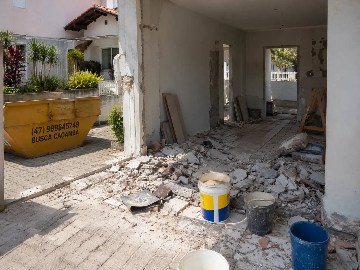 Reforma residencial com entulho e caçamba da Busca Caçamba