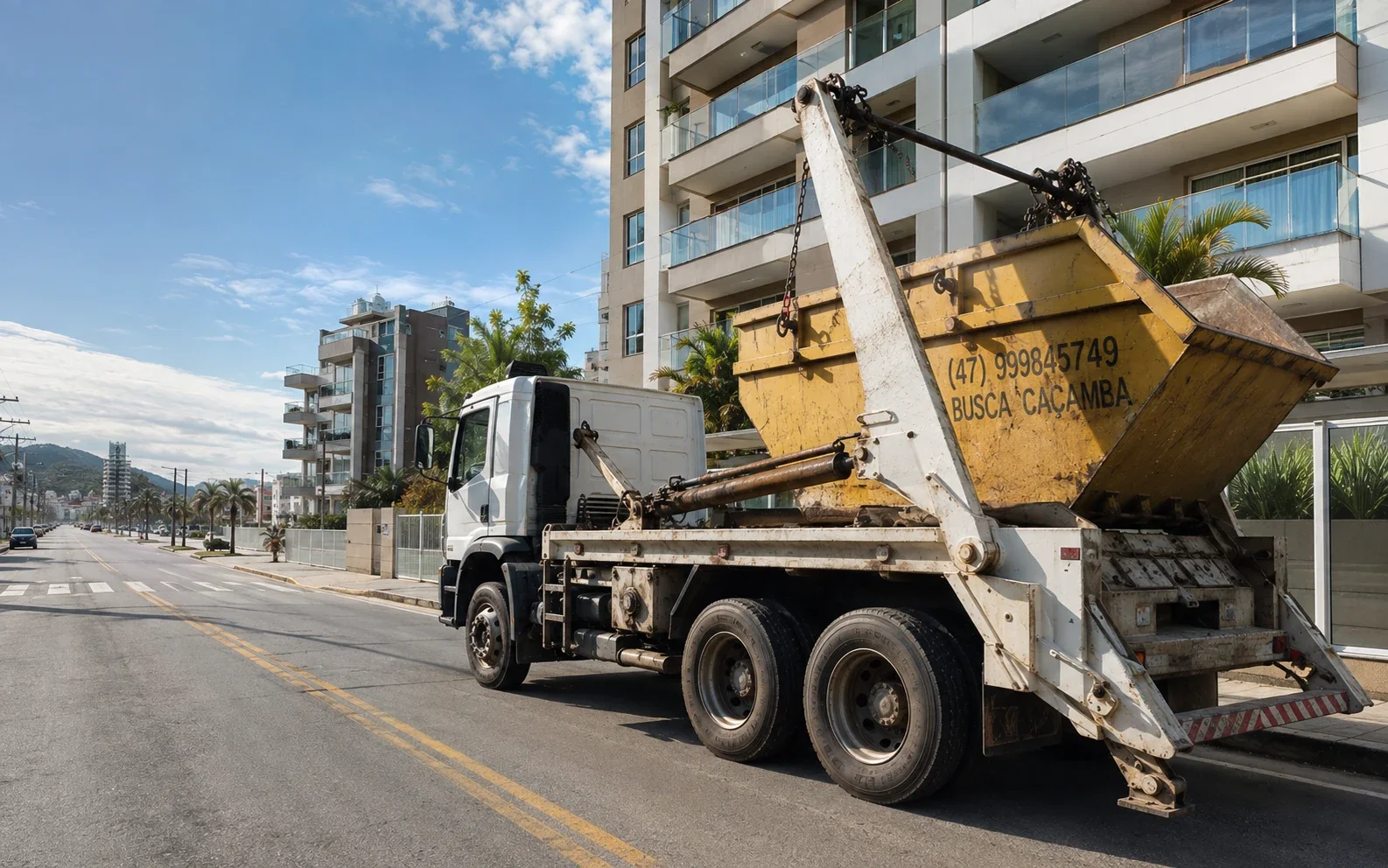 Caminhão da Busca Caçamba transportando uma caçamba em Itapema